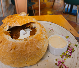 GULASZ W CHLEBIE